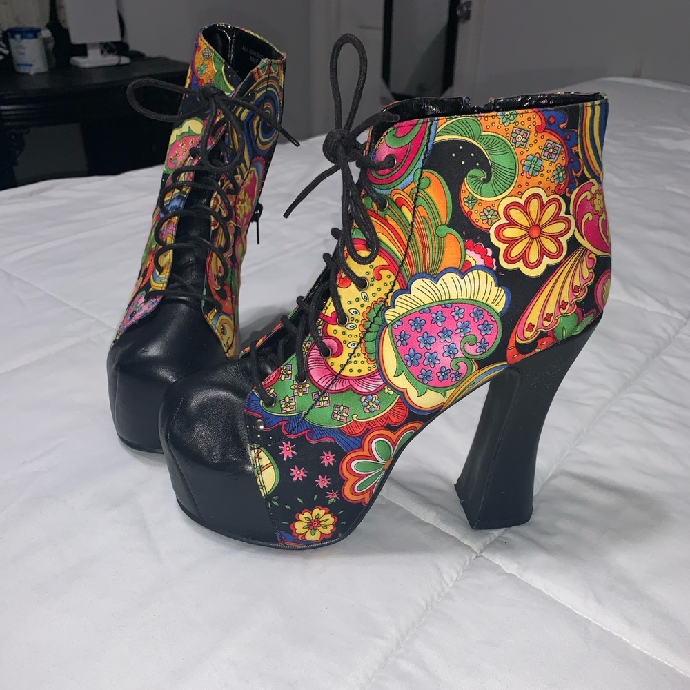 Flower power heeled boots